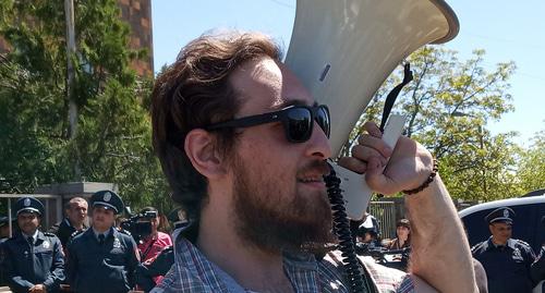 Участник акции. Фото Тиграна Петрсояна для "Кавказского узла"