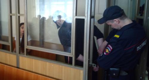 Суд по делу обманутых дольщиков в Ростове-на-Дону: конвой снимает наручники с Артура Попова, за стеклом Елена Домась. Фото Константина Волгина для "Кавказского узла"
Суд по делу обманутых дольщиков в Ростове-на-Дону: конвой снимает наручники с Артура Попова, за стеклом Елена Домась. Фото Константина Волгина для "Кавказского узла"
