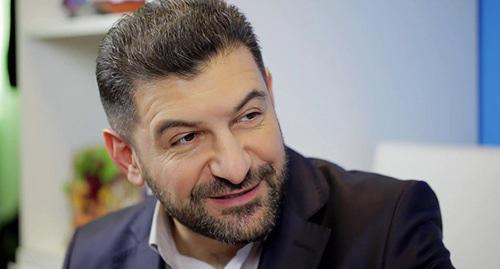 Фуад Аббасов. Скриншот видео Paxlava Production https://www.youtube.com/watch?v=PaYRKcRFd9w
