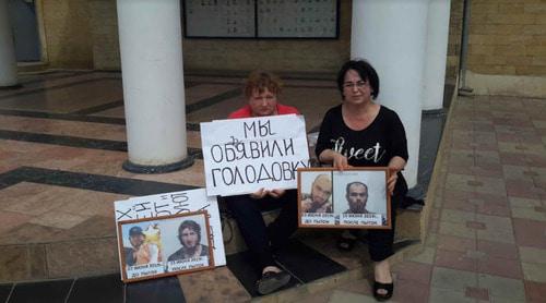 Родственницы задержанных Ислама Барзукаева и Гасана Курбанова начали в Дербенте акцию протеста, требуя освободить сыновей. Фото: Рабаданова Зейнаб для "Кавказского узла" Родственницы задержанных Ислама Барзукаева и Гасана Курбанова начали в Дербенте акцию протеста, требуя освободить сыновей. Фото: Рабаданова Зейнаб для "Кавказского узла"