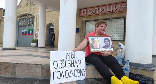 Елена Барзукаева возле здания полиции. Дербент, 24 июня 2019 г. Фото Мурада Мурадова для "Кавказского узла" Елена Барзукаева возле здания полиции. Дербент, 24 июня 2019 г. Фото Мурада Мурадова для "Кавказского узла"