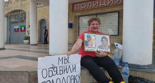 Елена Барзукаева в одиночном пикете. Дербент, июнь 2019 г. Фото Мурада Мурадова для "Кавкаского узла" Елена Барзукаева в одиночном пикете. Дербент, июнь 2019 г. Фото Мурада Мурадова для "Кавкаского узла"