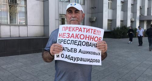 Амирсултан Расулов пикетирует перед Республиканской прокуратурой. Махачкала, 4 июля 2019 г. Фото Патимат Махмудовой для "Кавказского узла" Амирсултан Расулов пикетирует перед Республиканской прокуратурой. Махачкала, 4 июля 2019 г. Фото Патимат Махмудовой для "Кавказского узла"