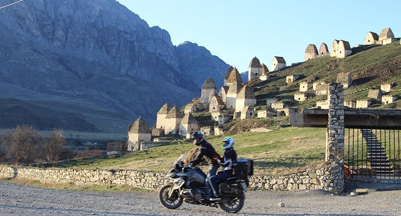 Туристы на фоне некрополя в Даргавсе. Фото Алана Цхурбаева для "Кавказского узла". Туристы на фоне некрополя в Даргавсе. Фото Алана Цхурбаева для "Кавказского узла".
