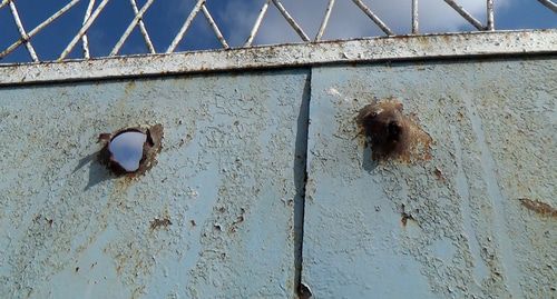 Следы от попадания снаряда на воротах дома. фото Алвард Григорян для "Кавказского узла".