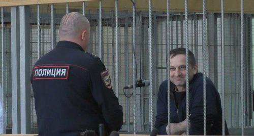 Суд по делу сотрудников ингушского ЦПЭ. Фото: кадр видео "Как Тимур и его команда пытали в Ингушетии" Суд по делу сотрудников ингушского ЦПЭ. Фото: кадр видео "Как Тимур и его команда пытали в Ингушетии"