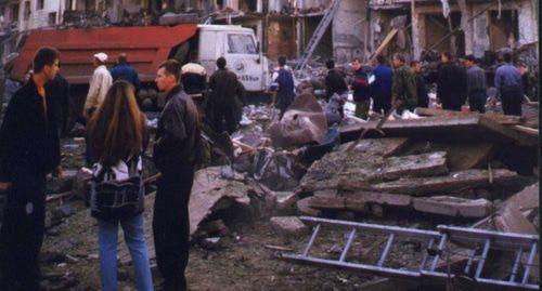 На развалинах взорванного в Волгодонске дома. Фото: https://commons.wikimedia.org/w/index.php?curid=18905271 На развалинах взорванного в Волгодонске дома. Фото: https://commons.wikimedia.org/w/index.php?curid=18905271