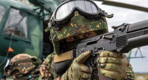 Сотрудник силовых ведомств во время тактических учений. Фото: пресс-служба НАК http://nac.gov.ru/antiterroristicheskie-ucheniya/v-chelyabinskoy-oblasti-proshli-taktiko.html#&gid=1&pid=4 Сотрудник силовых ведомств во время тактических учений. Фото: пресс-служба НАК http://nac.gov.ru/antiterroristicheskie-ucheniya/v-chelyabinskoy-oblasti-proshli-taktiko.html#&gid=1&pid=4
