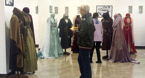Посетители выставок черкесских костюмов. Нальчик, 28 сентября 2019 года. Фото Людмилы Маратовой для "Кавказского узла". Посетители выставок черкесских костюмов. Нальчик, 28 сентября 2019 года. Фото Людмилы Маратовой для "Кавказского узла".
