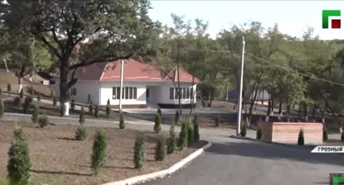 Новый дом в поселке Орцин-Мохк в Грозном. Фото: скриншот видео на канале в Youtube ГТРК "Грозный" https://www.youtube.com/watch?v=ussykrkzPrE&t=3s Новый дом в поселке Орцин-Мохк в Грозном. Фото: скриншот видео на канале в Youtube ГТРК "Грозный" https://www.youtube.com/watch?v=ussykrkzPrE&t=3s