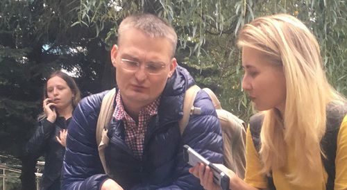  Михаил Беньяш (в центре) дает интервью. Фото Анны Грицевич для "Кавказского узла"
