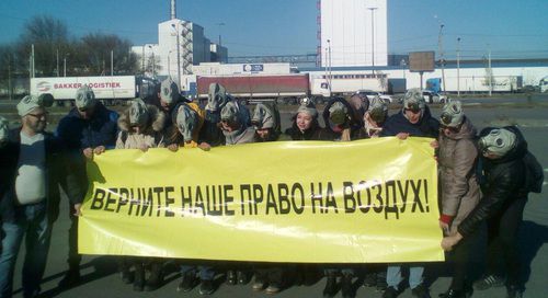 Участники пикетчики "За чистый воздух" в защитных противогазах. Ростов-на-Дону, 16 ноября 2019 года. Фото Валерия Люгаева для "Кавказского узла" Участники пикетчики "За чистый воздух" в защитных противогазах. Ростов-на-Дону, 16 ноября 2019 года. Фото Валерия Люгаева для "Кавказского узла"