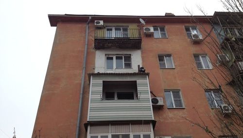 Дом на улице Яблочкова в Астрахани, где 17 ноября обрушился балкон. Фото Алены Садовской для "Кавказского узла" Дом на улице Яблочкова в Астрахани, где 17 ноября обрушился балкон. Фото Алены Садовской для "Кавказского узла"