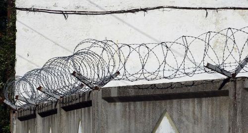 Ограждение режимного объекта. Фото Нины Тумановой для "Кавказского узла" Ограждение режимного объекта. Фото Нины Тумановой для "Кавказского узла"