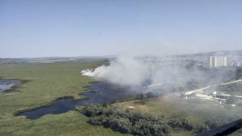 Возгорание камыша в плавневой зоне в районе хутора Чембурка. Фото: ГУ МЧС РФ по Краснодарскому краю. http://23.mchs.gov.ru/ Возгорание камыша в плавневой зоне в районе хутора Чембурка. Фото: ГУ МЧС РФ по Краснодарскому краю. http://23.mchs.gov.ru/