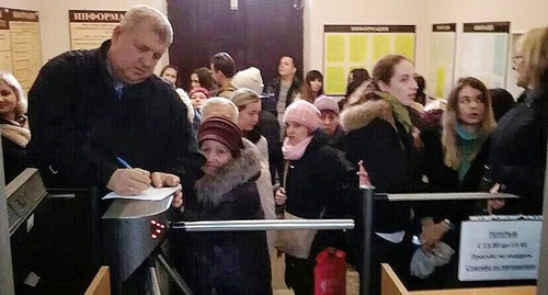 Ростовские Свидетели Иеговы* на входе в Ленинский райсуд города. Фото Константина Волгина для "Кавказского узла"
