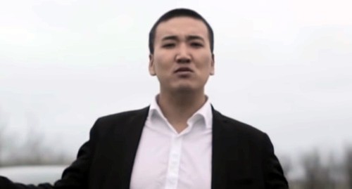 Адьян Убушаев. Стоп-кадр видео 
ZaaN Online/youtube https://www.youtube.com/watch?v=T96M5ofBfrc&list=RDQMSfNBaBNYzvg&start_radio=1