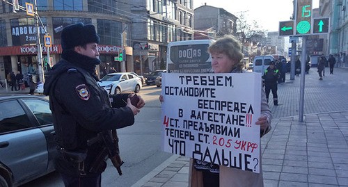 Елена Барзукаева на одиночном пикете в поддержку своего задержанного сына. 27 января 2020 год. Фото Расула Магомедова для "Кавказского узла" Елена Барзукаева на одиночном пикете в поддержку своего задержанного сына. 27 января 2020 год. Фото Расула Магомедова для "Кавказского узла"