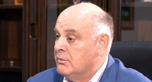 Аслан Бжания. Кадр видео 
apsny.today  https://www.youtube.com/watch?v=J6A9iQeKqwU&t=118s