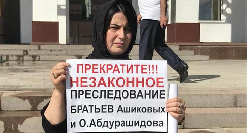 Сестра Омара Абдурашидова Хадижат проводит пикет на центральной площади Махачкалы. 4 июля 2019 года. Фото Патимат Махмудовой для "Кавказского узла" Сестра Омара Абдурашидова Хадижат проводит пикет на центральной площади Махачкалы. 4 июля 2019 года. Фото Патимат Махмудовой для "Кавказского узла"