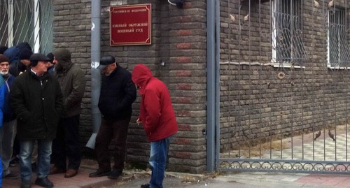 Посетители у ворот Южного окружного военного суда. Фото Константина Волгина для "Кавказского узла"
Посетители у ворот Южного окружного военного суда. Фото Константина Волгина для "Кавказского узла"