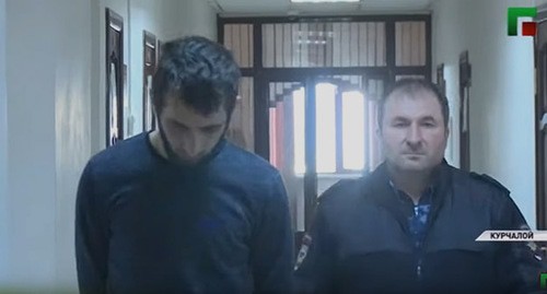 Житель Курчалоя обвиняется в краже. Стоп-кадр видео канала YouTube "ЧГТРК "Грозный" 
https://www.youtube.com/watch?v=_DdDpaNt0EA