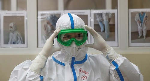 Медицинский работник в защитном костюме. Россия, 3 апреля 2020 г. Фото: REUTERS/Maxim Shemetov