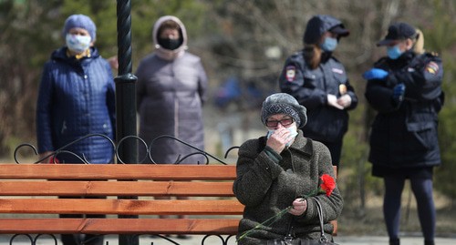 Люди в защитных масках. Россия, апрель 2020 г. Фото: REUTERS/Evgeny Kozyrev Люди в защитных масках. Россия, апрель 2020 г. Фото: REUTERS/Evgeny Kozyrev