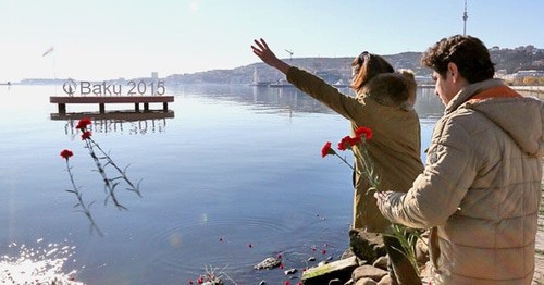 Жители Баку бросают цветы в море в память по погибшим на платформе "Гюнешли". 6 декабря 2015 года. Фото Азиза Каримова для "Кавказского узла" Жители Баку бросают цветы в море в память по погибшим на платформе "Гюнешли". 6 декабря 2015 года. Фото Азиза Каримова для "Кавказского узла"