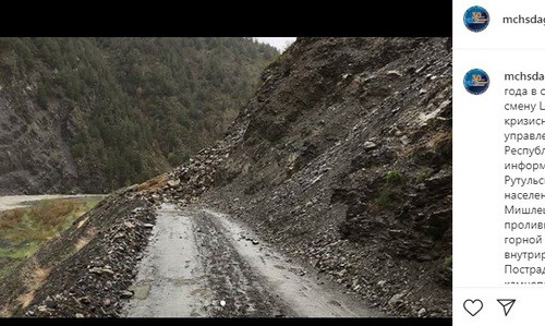 Обвал горной породы в Дагестане. Фото: скриншот со страницы mchsdagestan в Instagram https://www.instagram.com/p/CAA3-Q_HT8O/ Обвал горной породы в Дагестане. Фото: скриншот со страницы mchsdagestan в Instagram https://www.instagram.com/p/CAA3-Q_HT8O/