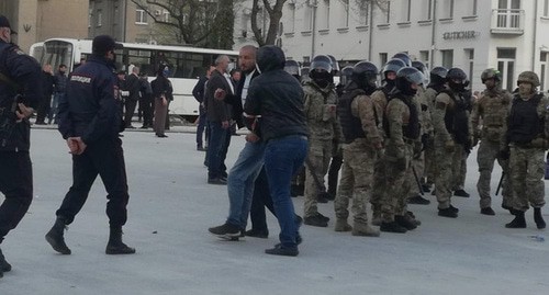 Задержание участника митинга во Владикавказе. 20 апреля 2020 г. Фото Эммы Марзоевой для "Кавказского узла" Задержание участника митинга во Владикавказе. 20 апреля 2020 г. Фото Эммы Марзоевой для "Кавказского узла"