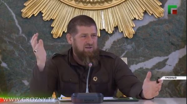 После 15 мая чеченское ТВ еще три дня давало в эфир кадры с Кадыровым, но на всех этих кадрах глава Чечни запечатлен в одной и той же одежде и на одном и том же фоне. Стопкадр видео - https://www.instagram.com/p/CAVT6hcIIHT/