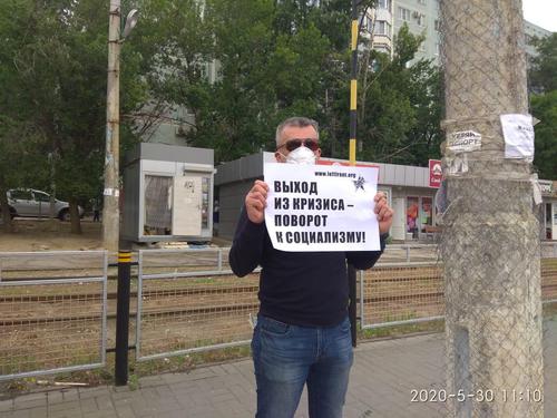 Участник одиночного пикета в Волгограде Константин. Фото Татьяны Филимоновой для "Кавказского узла" Участник одиночного пикета в Волгограде Константин. Фото Татьяны Филимоновой для "Кавказского узла"