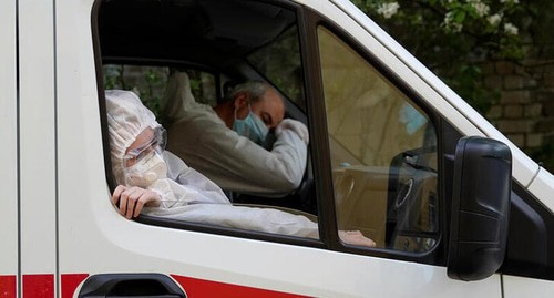 Врачи скорой помощи. Фото REUTERS/Tatyana Makeyeva Врачи скорой помощи. Фото REUTERS/Tatyana Makeyeva