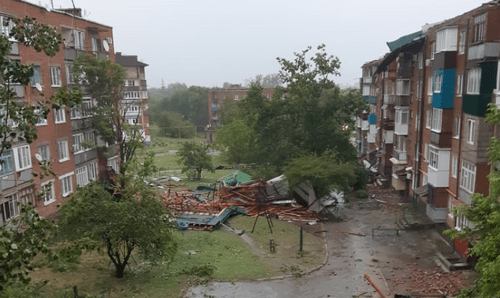 Последствия урагана на улице Боронтова в Прохладном. Фото Людмилы Маратовой для "Кавказского узла" Последствия урагана на улице Боронтова в Прохладном. Фото Людмилы Маратовой для "Кавказского узла"
