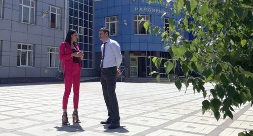 Земфира Цкаева и уполномоченный по правам человека республики Тамерлан Цгоев.Эмма Марзоева,10 июня 2020. Фото Эммы Марзоевой для "Кавказского узла"
