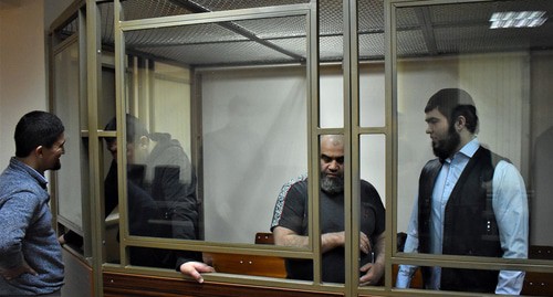 Ильсур Имангазиев (общается с адвокатом), Увейс Ниматулаев и Хасан Китиев перед оглашением приговора, март 2020 года. Фото Константина Волгина для "Кавказского узла"    
