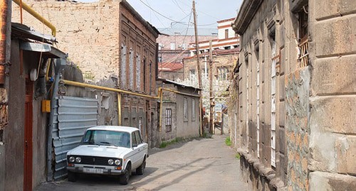 Историческое здание рядом с территорией бывшего рынка "Фирдуси" в Ереване. Фото со страницы https://web.facebook.com/firdusmemory/?__tn__=%2CdkC-R&eid=ARCG2E21HPmfu0J4r_bO1-vTMfrzk2x0C5zpyNg6HjhySQVpvp08PSzjvTrP1i0btdEGD6PuNN0lWGsc&hc_ref=ARSx5P0mpT4GRxcBdy-aeo_-p30kkEWoY8PR0tT78WlK2cAcoaVRYeDXSI4ayqJk7rY&_rdc=1&_rdr Историческое здание рядом с территорией бывшего рынка "Фирдуси" в Ереване. Фото со страницы https://web.facebook.com/firdusmemory/?__tn__=%2CdkC-R&eid=ARCG2E21HPmfu0J4r_bO1-vTMfrzk2x0C5zpyNg6HjhySQVpvp08PSzjvTrP1i0btdEGD6PuNN0lWGsc&hc_ref=ARSx5P0mpT4GRxcBdy-aeo_-p30kkEWoY8PR0tT78WlK2cAcoaVRYeDXSI4ayqJk7rY&_rdc=1&_rdr