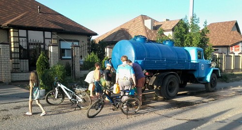 Подвоз воды в посёлок. Фото Татьяны Филимоновой для "Кавказского узла" Подвоз воды в посёлок. Фото Татьяны Филимоновой для "Кавказского узла"