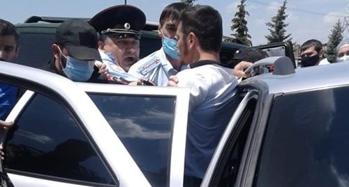 Участники акции вынужденных переселенцев общаются с сотрудниками полиции. Магас. Фото Умара Йовлоя для "Кавказского узла"