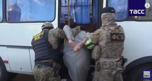 Силовики во время задержания. Стоп-кадр видео https://www.youtube.com/watch?v=nsLSW5vvftY Силовики во время задержания. Стоп-кадр видео https://www.youtube.com/watch?v=nsLSW5vvftY