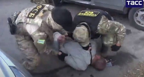 Cотрудники силовых структур задерживают подозреваемого. Стоп-кадр видео https://www.youtube.com/watch?v=nsLSW5vvftY&feature=emb_logo Cотрудники силовых структур задерживают подозреваемого. Стоп-кадр видео https://www.youtube.com/watch?v=nsLSW5vvftY&feature=emb_logo
