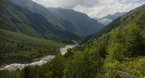 Ущелье Адыр-Су в Приэльбрусье. Фото: Barbariandeagle https://ru.wikipedia.org/ Ущелье Адыр-Су в Приэльбрусье. Фото: Barbariandeagle https://ru.wikipedia.org/