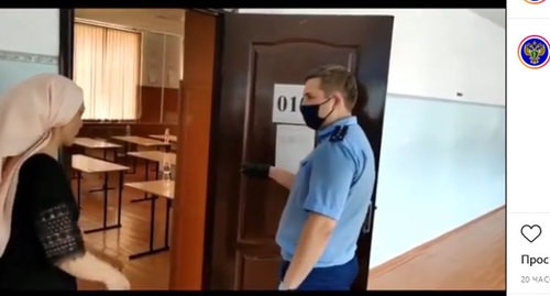 Сотрудник прокуратуры проводит проверку в здании школы. Скриншот публикации на странице прокуратуры Чечни в Instagram https://www.instagram.com/p/CDlbXe9KlEn/ Сотрудник прокуратуры проводит проверку в здании школы. Скриншот публикации на странице прокуратуры Чечни в Instagram https://www.instagram.com/p/CDlbXe9KlEn/