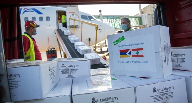  Продовольственная помощь Ливану из Нагорного Карабаха  загружается в самолет. Аэропорт «Звартноц», Ереван, Армения, 9 августа 2020 год. Фото: страница президента Нагорного Карабаха Араика Арутюняна FB ArayikHarutyunian 

