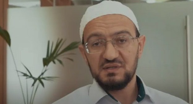 Глава отдела по фетвам при муфтияте Дагестана Зайнулла-хаджи Атаев. Стоп-кадр видео https://www.youtube.com/watch?v=SL8GGNlI6W8 Глава отдела по фетвам при муфтияте Дагестана Зайнулла-хаджи Атаев. Стоп-кадр видео https://www.youtube.com/watch?v=SL8GGNlI6W8