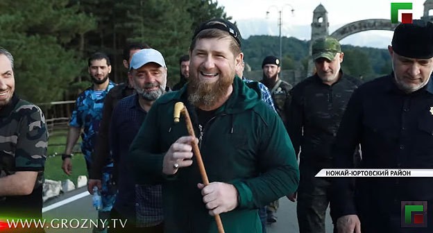 Рамзан Кадыров с соратниками на прогулке в окрестностях села Беной. Кадр видео ЧГТРК "Грозный" https://www.youtube.com/watch?v=EU2jm0Z-05c Рамзан Кадыров с соратниками на прогулке в окрестностях села Беной. Кадр видео ЧГТРК "Грозный" https://www.youtube.com/watch?v=EU2jm0Z-05c