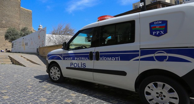 Автомобиль полиции на улице в Баку во время карантина. Фото Азиза Каримова для "Кавказского узла" Автомобиль полиции на улице в Баку во время карантина. Фото Азиза Каримова для "Кавказского узла"
