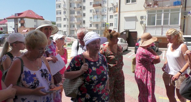Жители Геленджика общаются с корреспондентом. Фото Анны Грицевич для "Кавказского узла" Жители Геленджика общаются с корреспондентом. Фото Анны Грицевич для "Кавказского узла"