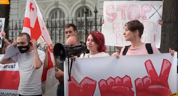 Акция протеста из-за событий в Беларуси прошла в Тбилиси. 13 августа 2020 г. Кадр видео Sputnik Georgia - все о Грузии https://www.youtube.com/watch?v=x0yQzkZysKA Акция протеста из-за событий в Беларуси прошла в Тбилиси. 13 августа 2020 г. Кадр видео Sputnik Georgia - все о Грузии https://www.youtube.com/watch?v=x0yQzkZysKA